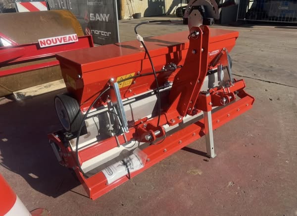 regarnisseuse sur tracteur 1